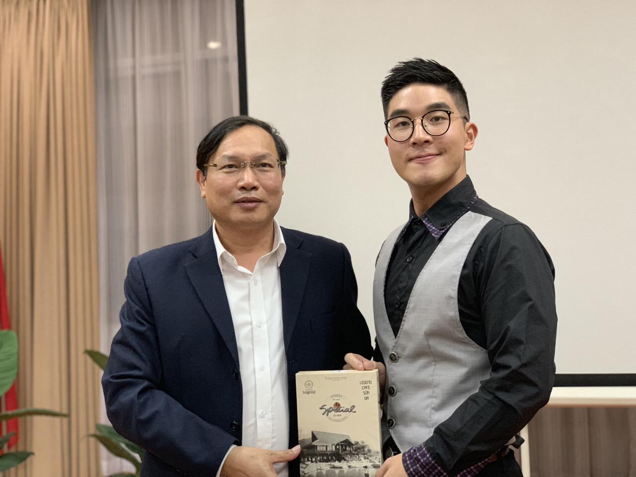 林奕瑄博士与越南广宁省文化体育厅副厅长陈进勇先生